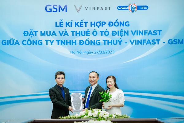 LADO TAXI THUÊ 500 Ô TÔ ĐIỆN VINFAST